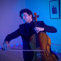 Jamal Aliyev演奏大提琴