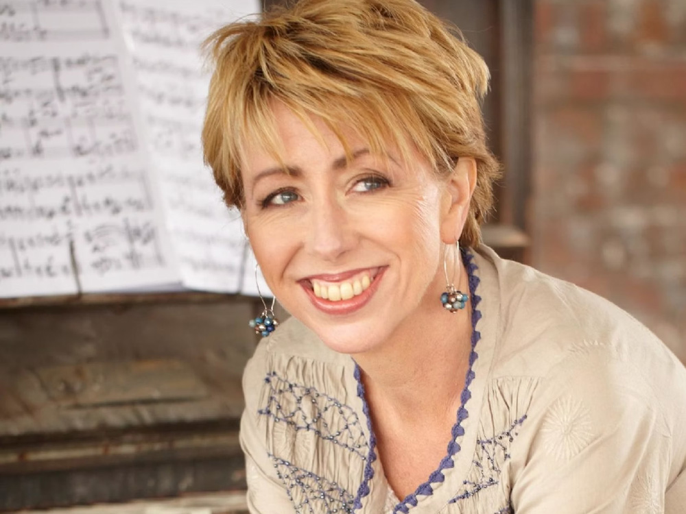 尼基·艾尔斯在弹钢琴