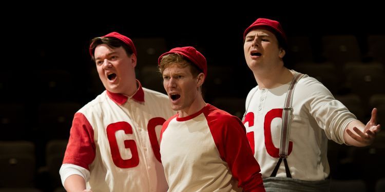 三位男性歌剧学生唱歌 穿得像棒球装饰 2022年Our Town歌剧院