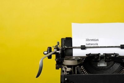 打字机黄色背景,Librettist网络写入打字机中的论文