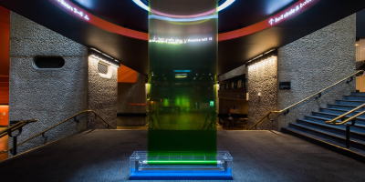 由玻璃、水和绿漆搭建的设施,位于Barbican门厅