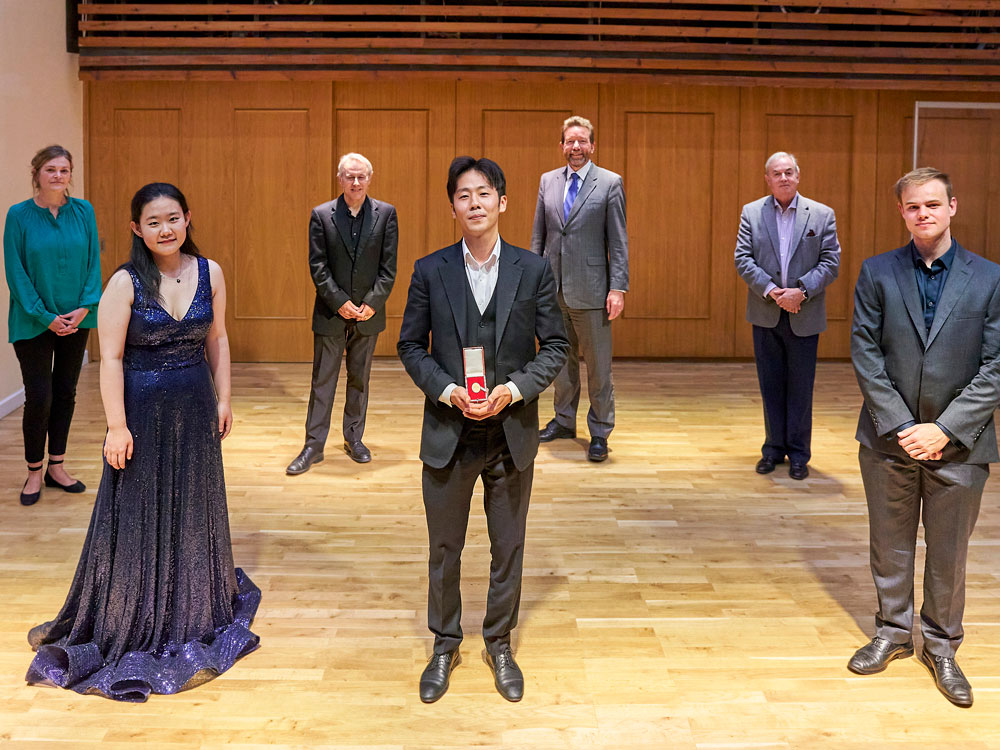 2020年金牌独奏者和陪审团站在演讲独奏室的社交距离。朴苏洪(中)获金奖。